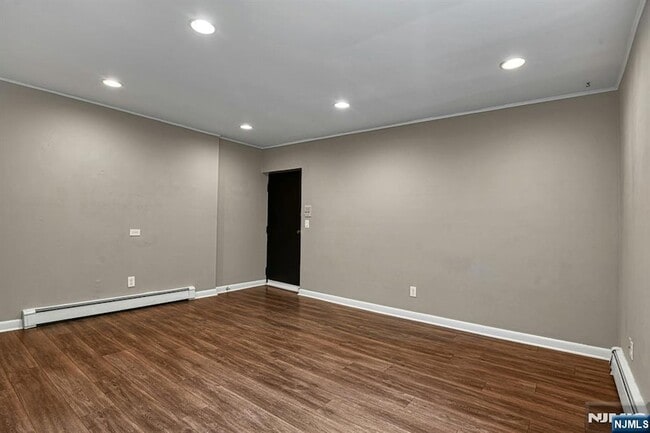 Building Photo - 31 Home Pl