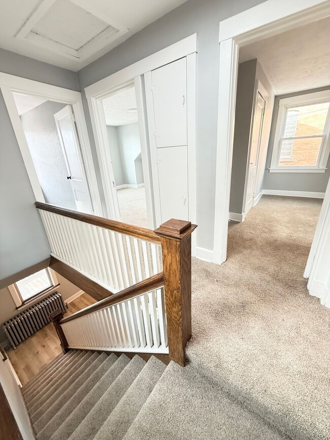 Building Photo - Upated 2 Bedroom 1 Bathroom in Beechview w...