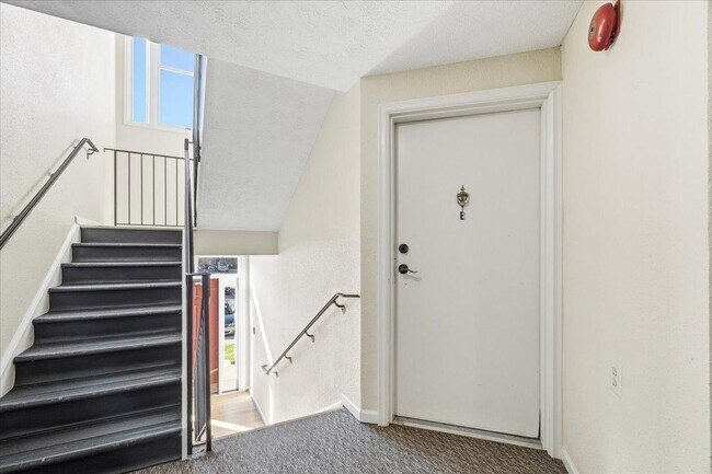 Building Photo - 819 Stratford Way