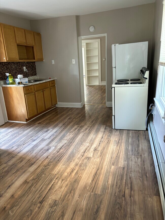 Building Photo - 472 Spruce St