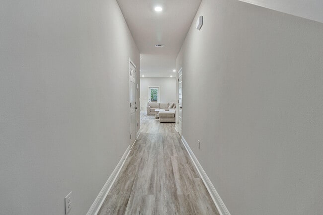 Building Photo - 1022 McLaren Cir