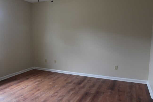 Building Photo - 804 Goodall Ave