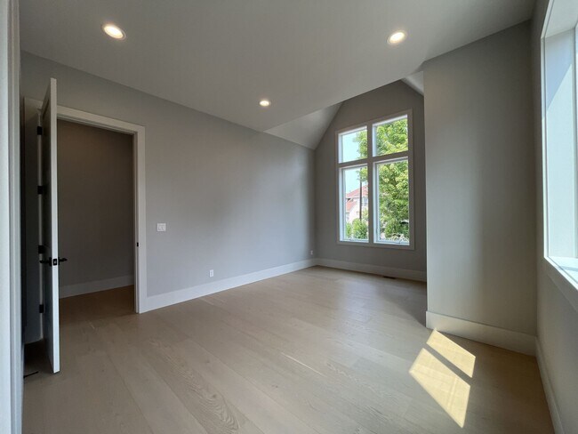Building Photo - 17402 NW Lone Rock Dr