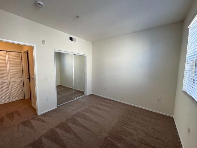 Building Photo - Stunning 1Bd/1Ba Condo in The Heart of Irv...