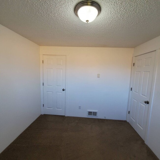 Building Photo - Cozy 2 Bed, 1 Bath duplex with large yard - Won't Last Long!