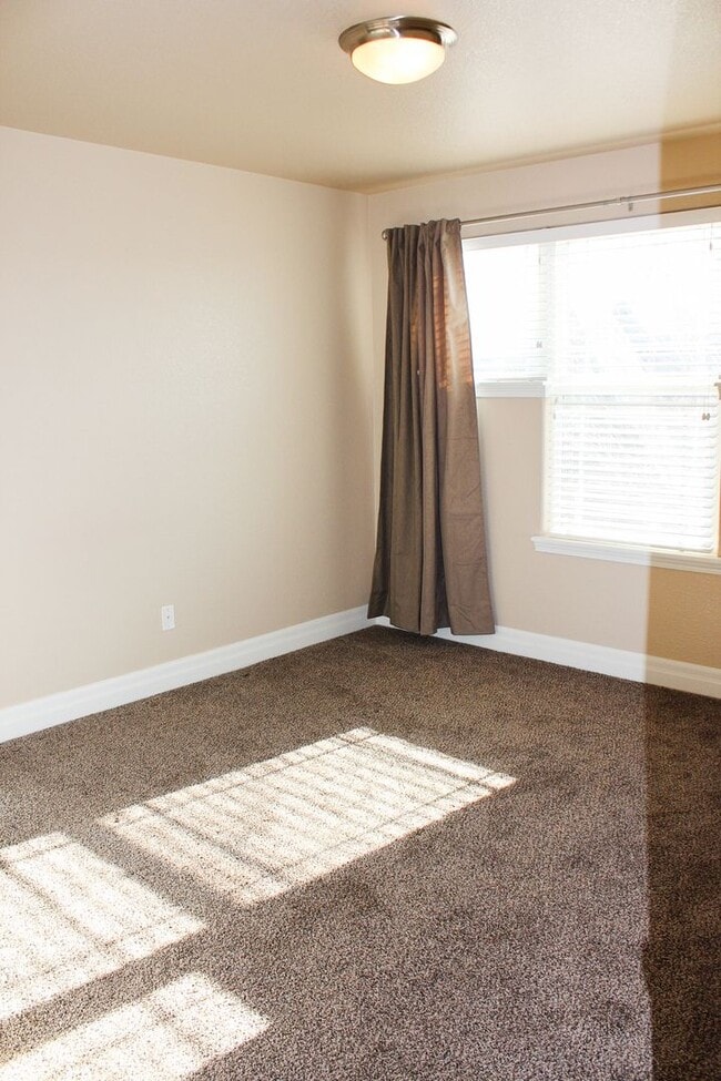 Building Photo - Meticulously maintained townhome on August...