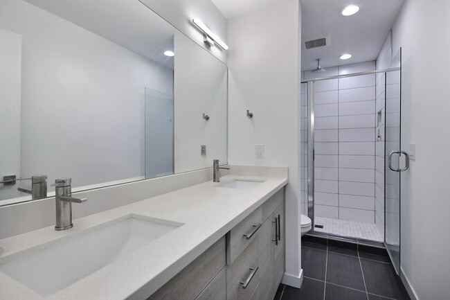 Master bathroom - 1058 S Cloverdale St