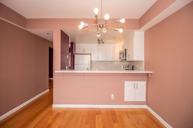 Building Photo - Updated One Bedroom Condo at Opera Plaza |...