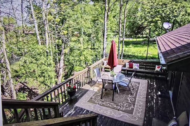 Tri level deck with privacy from dining room - 808 Pony Ln