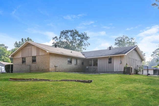 Building Photo - Beautiful Home