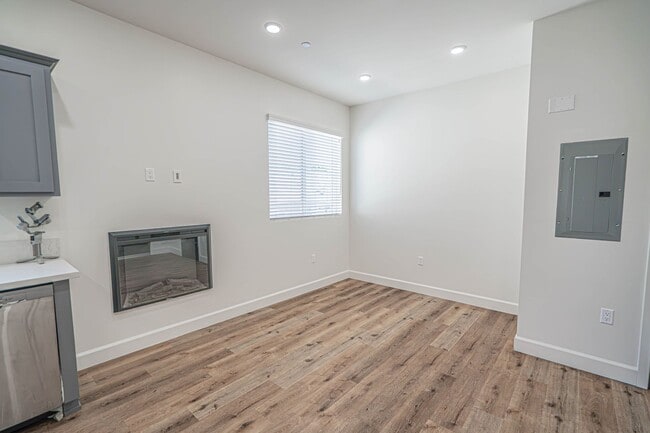 Building Photo - Beautiful 1-Bedroom Condo with an Office Space in Sherman Oaks!