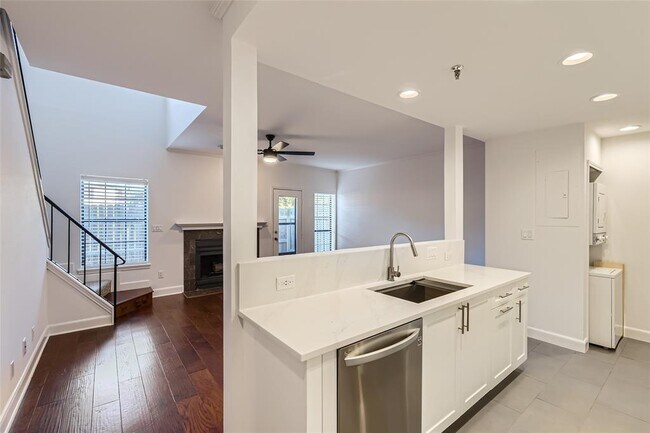 Building Photo - 1704 West Ave