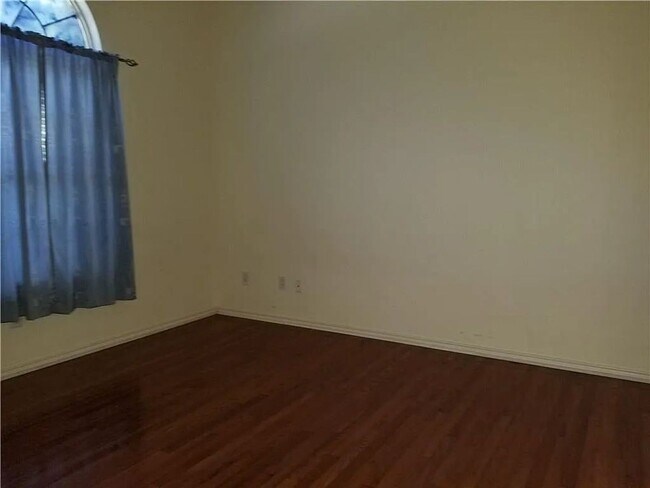 Building Photo - Stunning 5-Bedroom, 3-Bath Home with Over ...