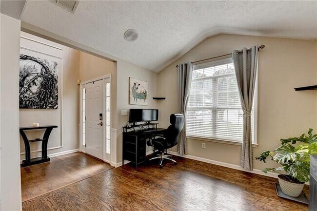 Building Photo - House 3 Beds 3 Baths