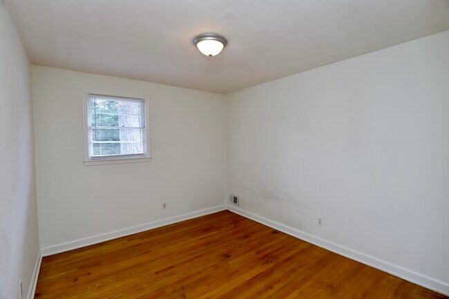 Building Photo - 1912 Dominion Dr