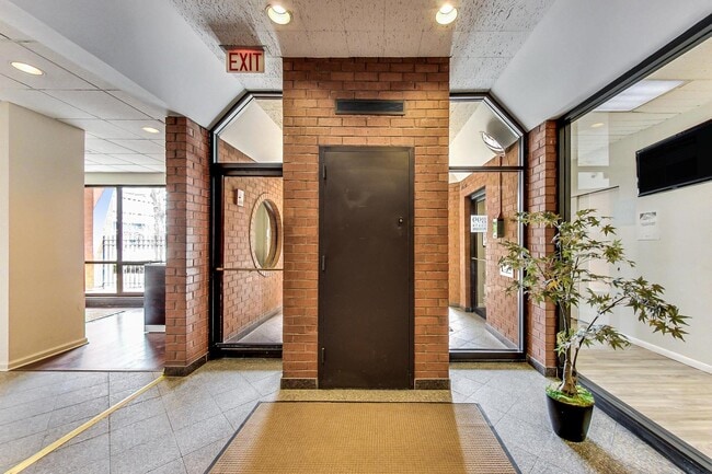 Building Photo - 899 S Plymouth Ct