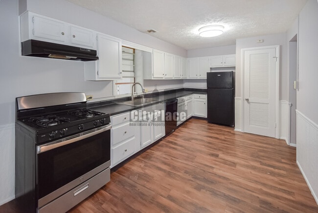 Building Photo - 6123 E 14th St