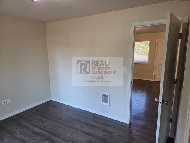 Building Photo - Charming 1 Bedroom In Quiet Neighborhood!