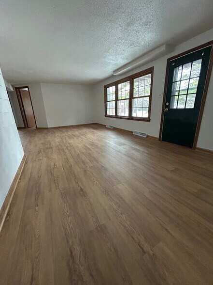 Family Room 22' x 14' - 1511 Hillcrest Ct