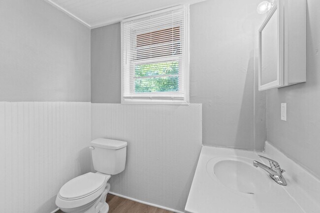 Building Photo - 427 Circle Dr