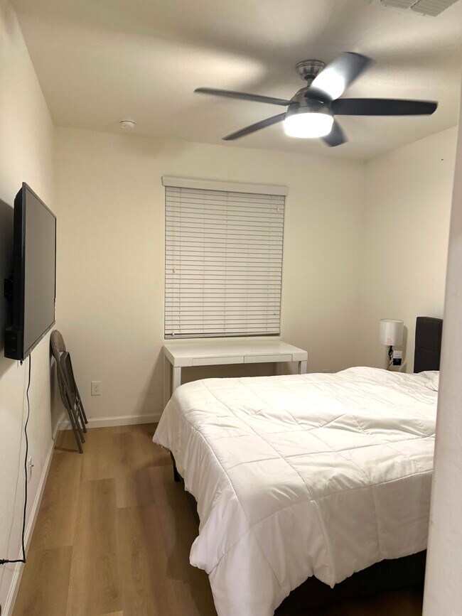 Building Photo - Layton Lake Home Room for Rent