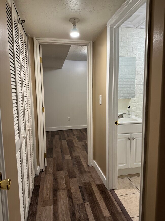 Building Photo - 1605 W Frankie Cir