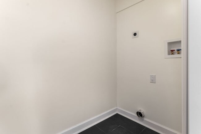 Building Photo - London Property