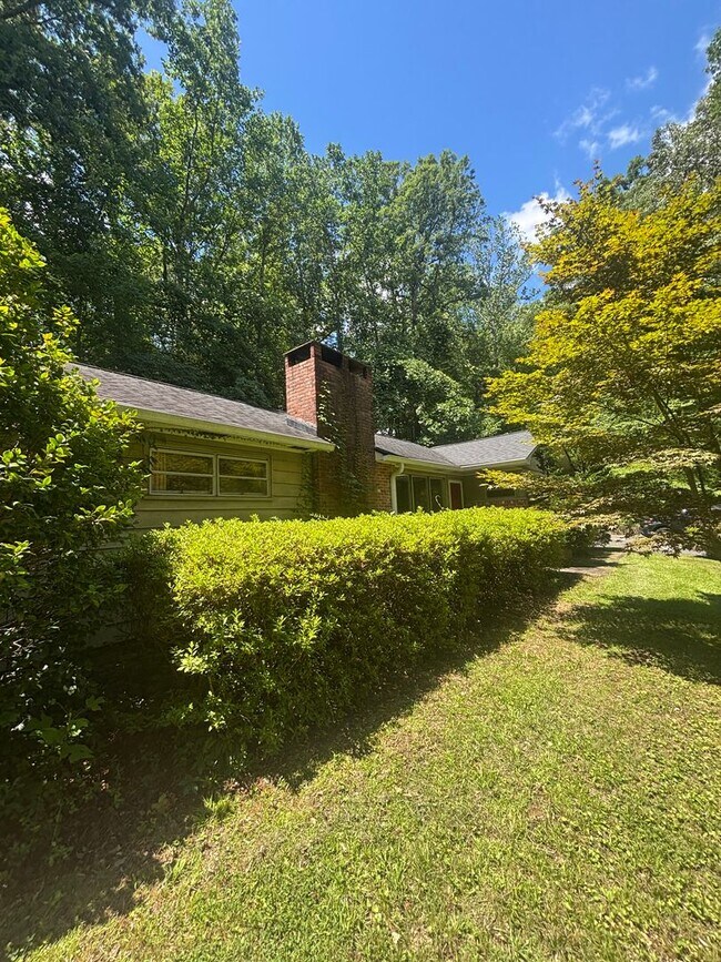 Building Photo - Great Single Family Home In The Heart of Tryon!