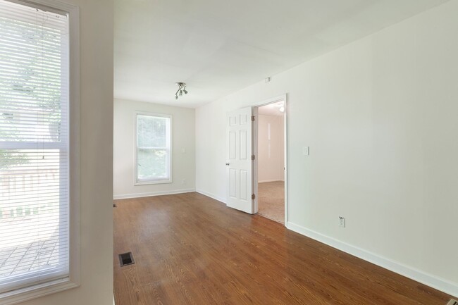 Building Photo - Spacious 3 beds & 3 Full Baths in Woodland...