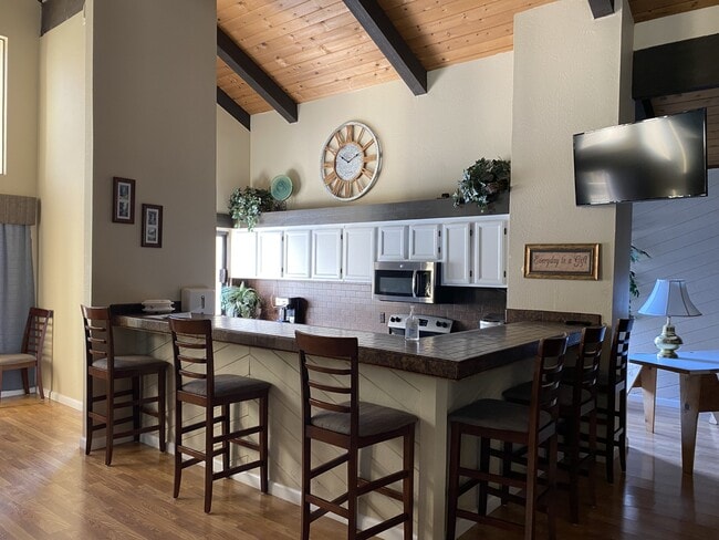 Building Photo - 3701 Colonial Dr