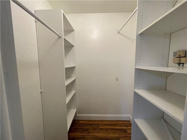 Building Photo - Gorgeous 3-Bed, 2.5-Bath Retreat Near Veterans Park