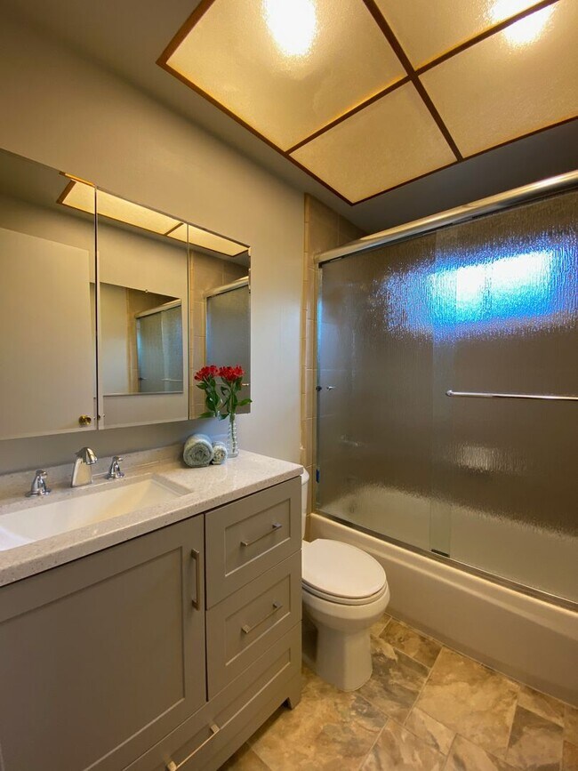 Building Photo - Beautiful 3 BDRM, 2 BATH Home w/ American ...