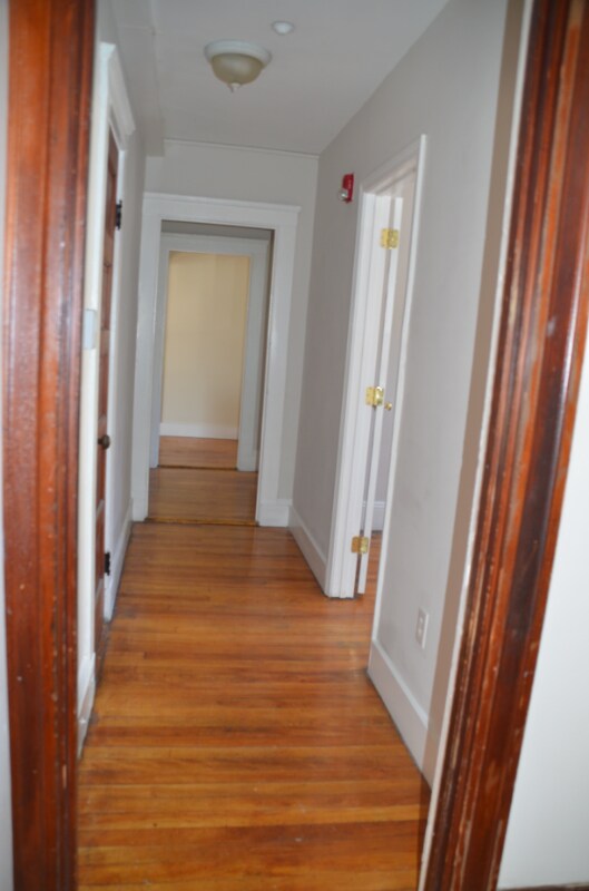 Building Photo - 10-10 Howard St