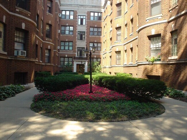 Building Photo - 2338 N Lincoln Park W