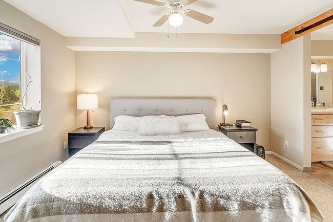 Building Photo - Updated 3bed/3bath! 1 car garage! Heat inc...