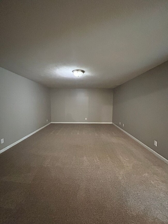 Building Photo - Spacious 4 Bedroom Duplex Near Village Pointe