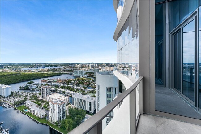 Building Photo - 15701 Collins Ave