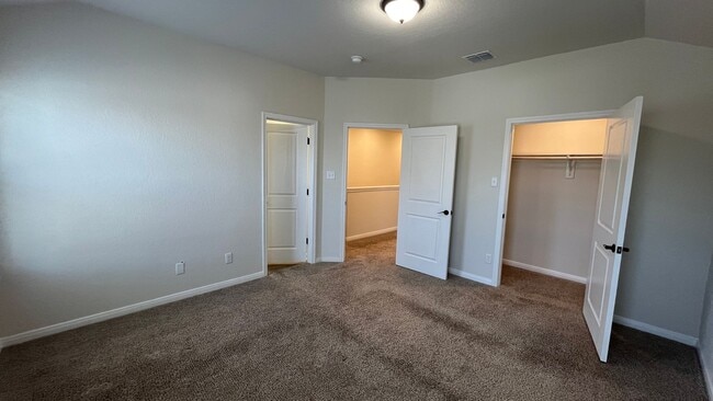 Building Photo - Lynwood Village Townhome - Move-in Ready