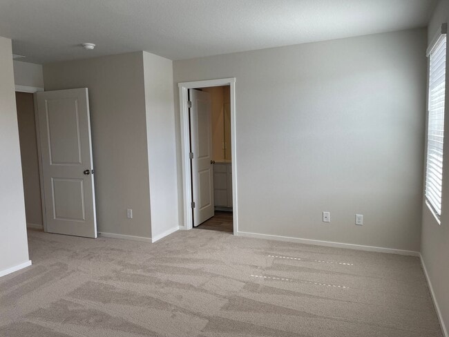 Building Photo - GORGEOUS 4 BED/2.5 BATH! HIGH END FINISHES ! SPACIOUS ROOMS ! FENCED BACK YARD !