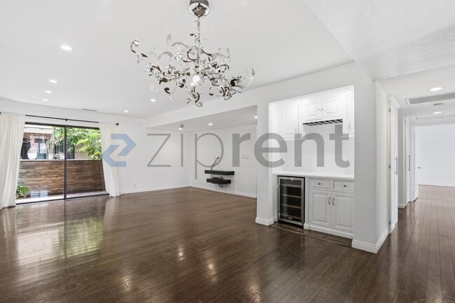 Building Photo - 743 Euclid Ave