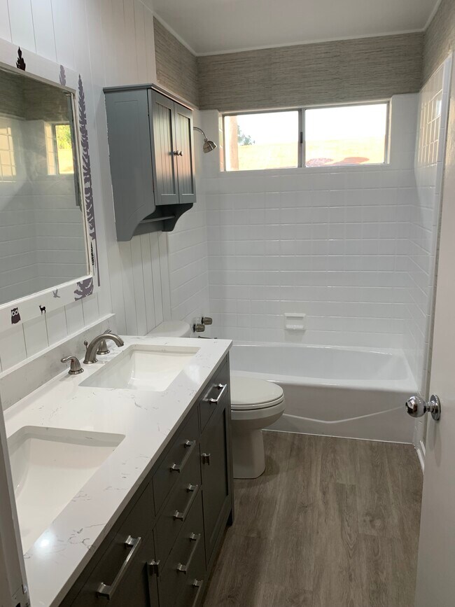 2nd Full Bath - 3520 Pansy Dr