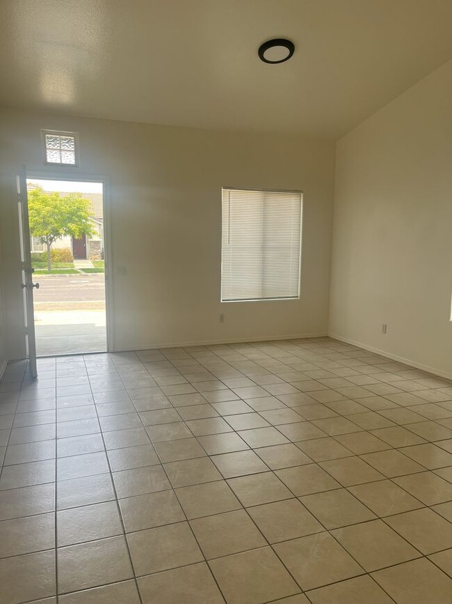 Building Photo - Spacious 4 Bedroom, 2 Bathroom Home | Avai...