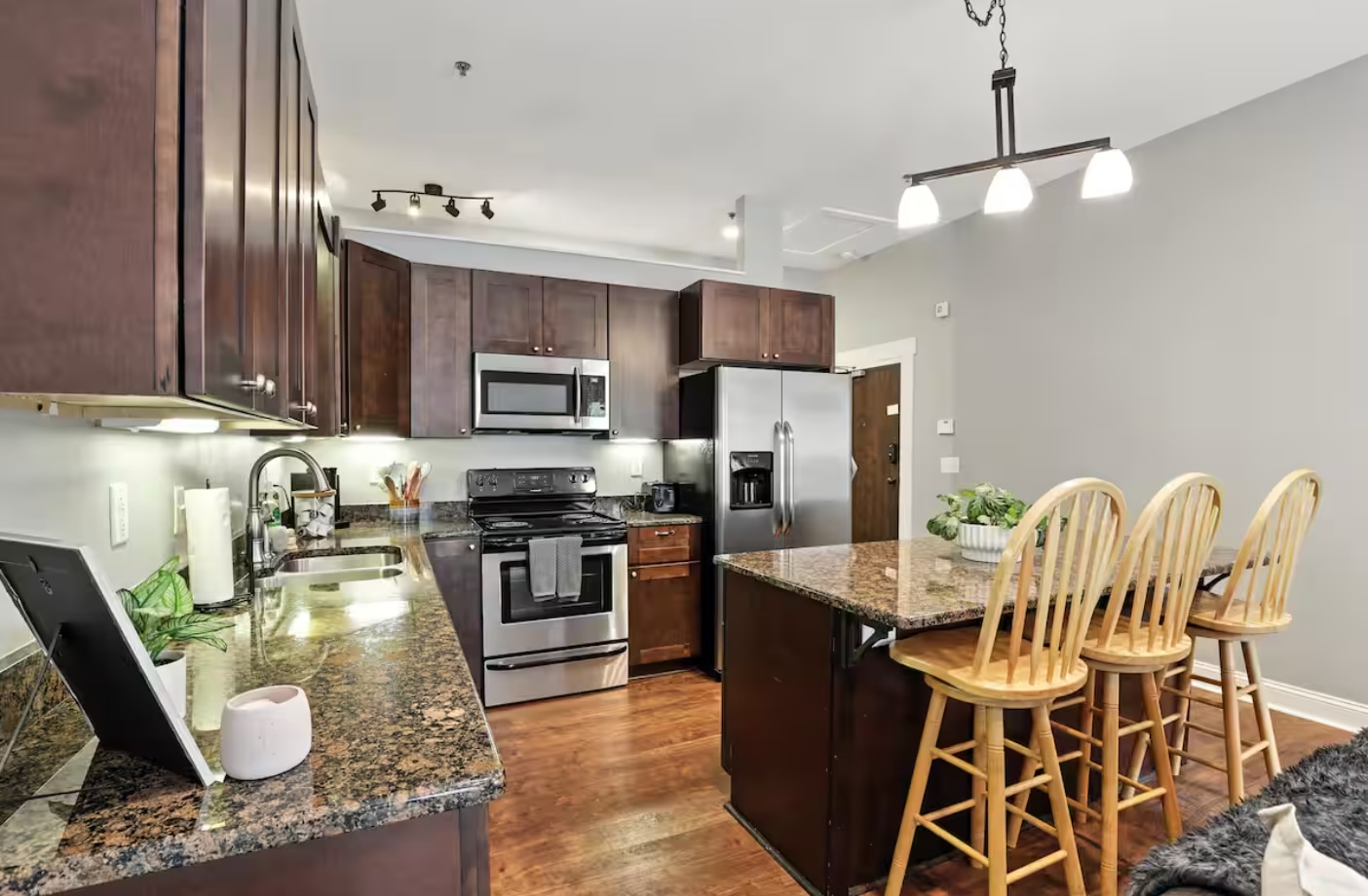 Building Photo - 492 N Thomas St