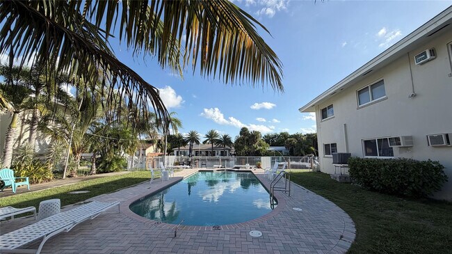 Building Photo - 2850 NE 30th St