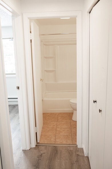 Bathroom - 3595 S King St