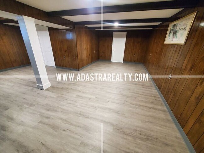 Building Photo - Spacious Overland Park Ranch Home w/Finish...