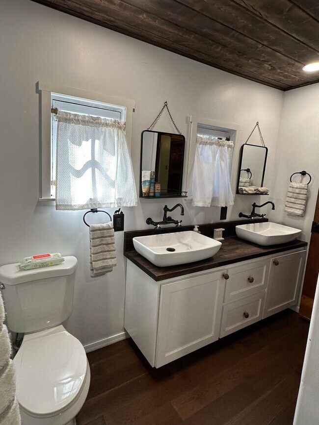 Building Photo - 3 Bedroom 1 Bath