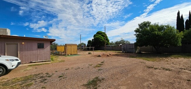 Building Photo - 2064 N Willow Ave