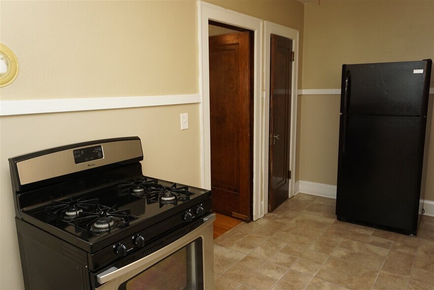 Building Photo - 1913 Douglas St