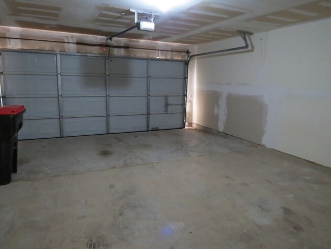 Building Photo - For Lease | 3 Bed, 2 Bath | 1,066 Sq Ft | ...